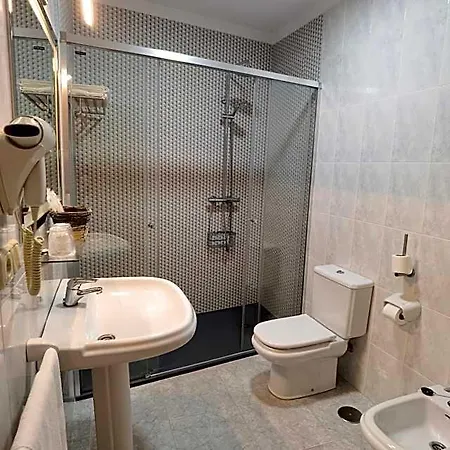 酒店 丽娜勒斯酒店 *